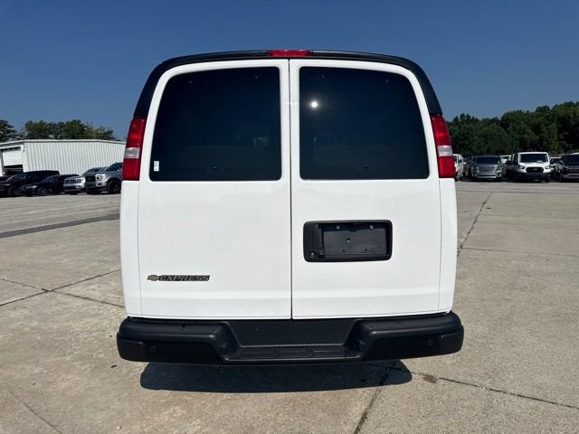 2025 Chevrolet Express Passenger 1LS